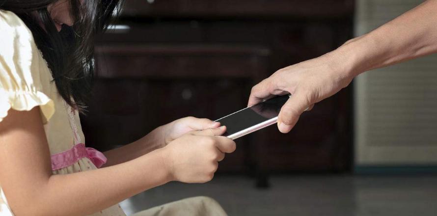 家长发现孩子的教育问题怎么办,家长发现孩子爱玩手机怎么办