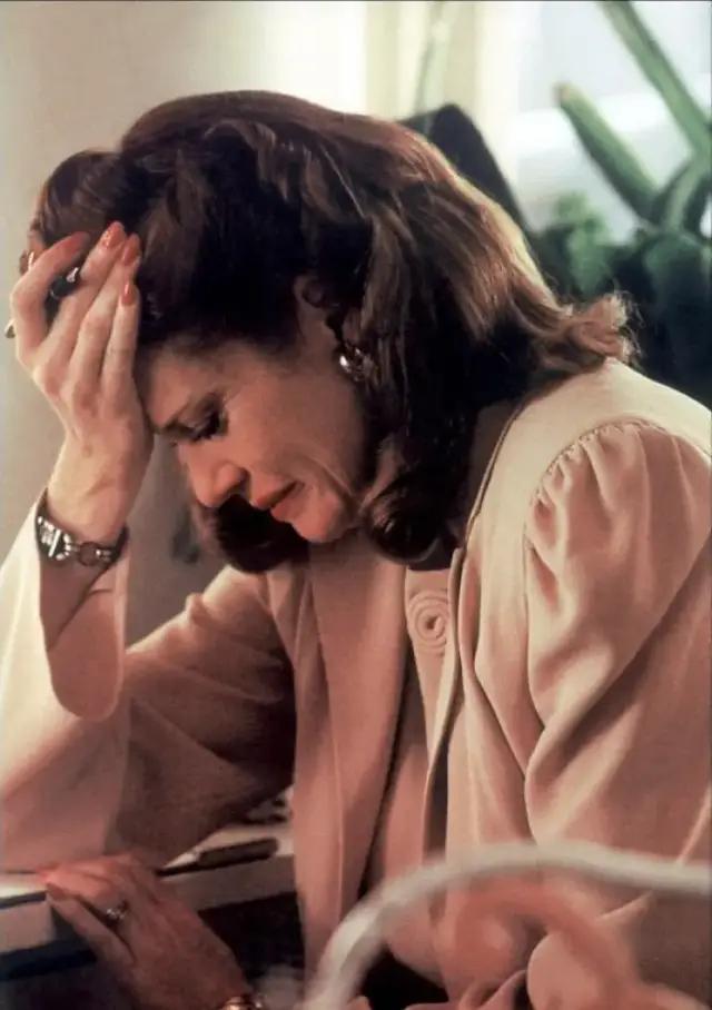 他是《洛丽塔》男主，畸形恋专业户，也是禁欲系不老男神