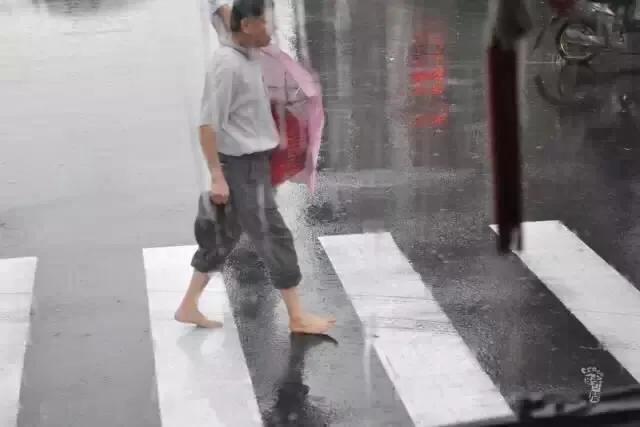 雷击闪电天气时会遇到什么危险,雷雨天气预报我们要慎防雷击