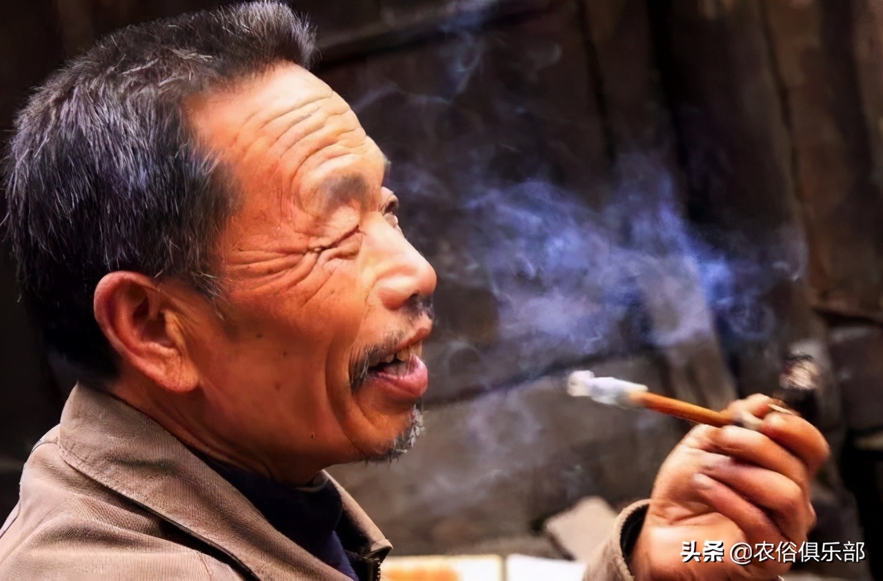 吞了烟袋油的蛇，离死不远！农村人的防蛇妙招，烟油还能解百虫？