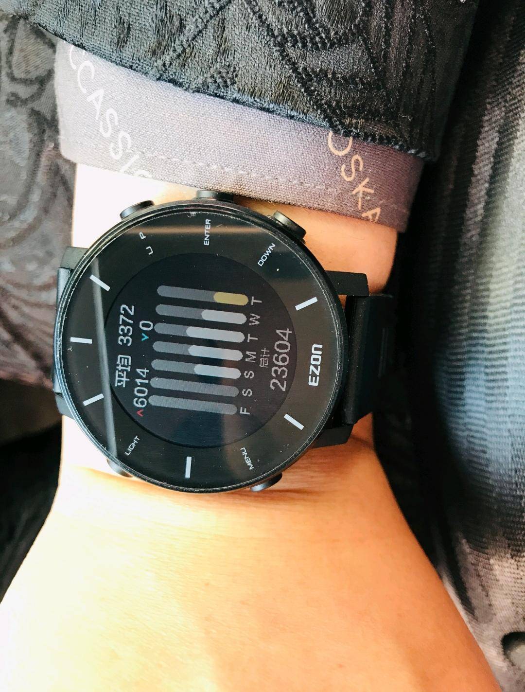 青少年智能手表t5,宜准运动手表t935与r7的区别