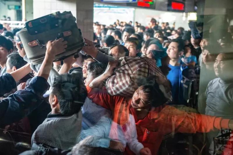 他用20年,拍下了流水线上的一代“打工人”