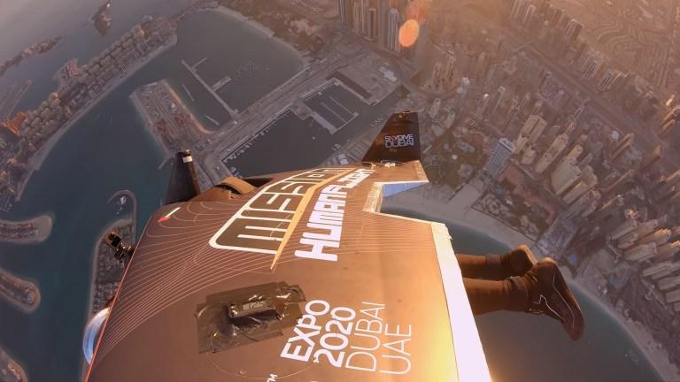 飞越迪拜的“钢铁侠”：喷气翼飞行员再创佳绩，高空俯瞰棕榈岛