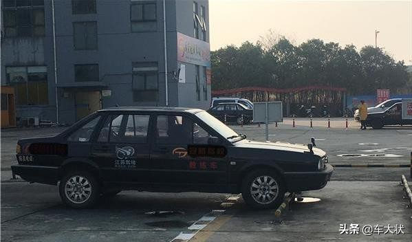 斜车位新手倒库停车技巧,车位倒库最简单又准的方法