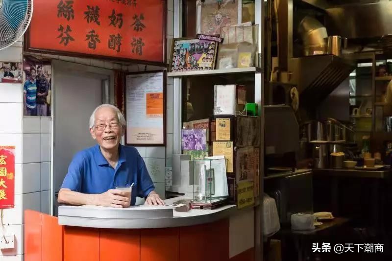 十个香港人就有九个光顾这位潮汕人的店,从学徒成为港式奶茶鼻祖