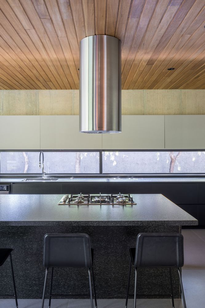 巴西利亚原始的清水混凝土与红砖打造的别墅