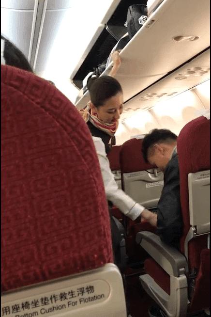 东北小伙调侃空姐搞笑视频,男子飞机上调侃空姐