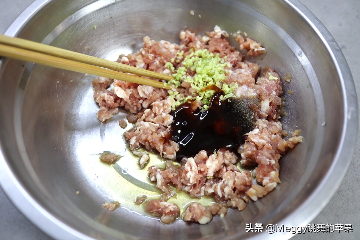 1碗肉馅1个蛋,顺手蒸个鸟巢太阳蛋,香嫩多汁,老公说有老家味儿