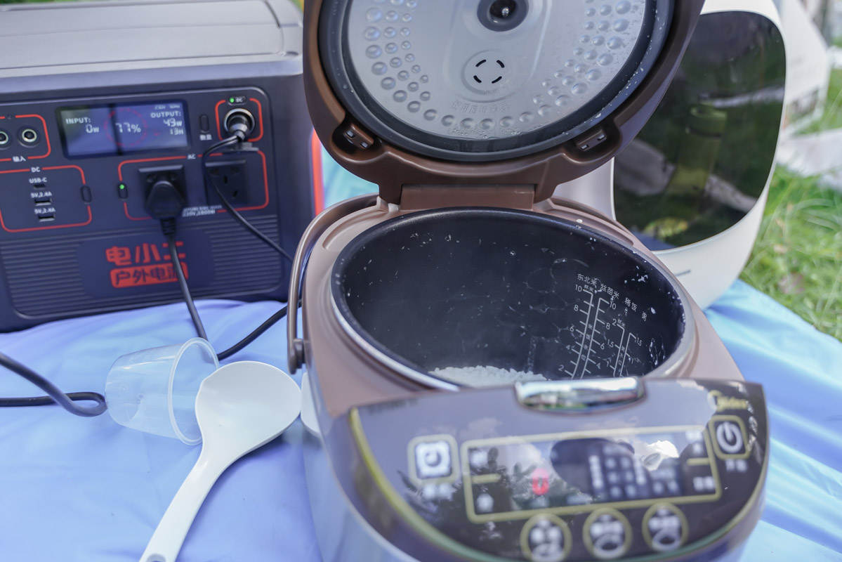 外出露营用电全靠它,电霸级别电小二户外电源1800W测评