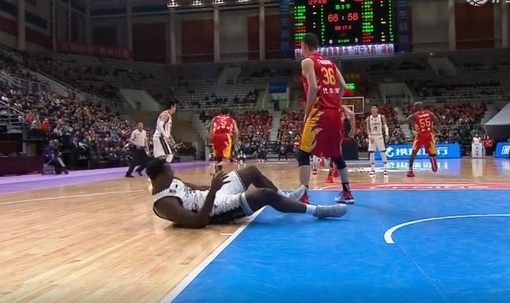 cba教练大闹技术台,cba裁判再次惹争议