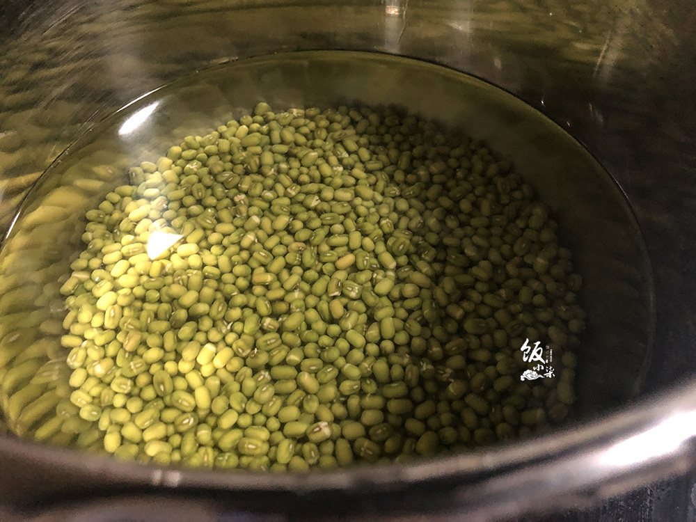 电饭锅煮绿豆汤为什么是红色的,绿豆汤烧的是红色的怎么回事