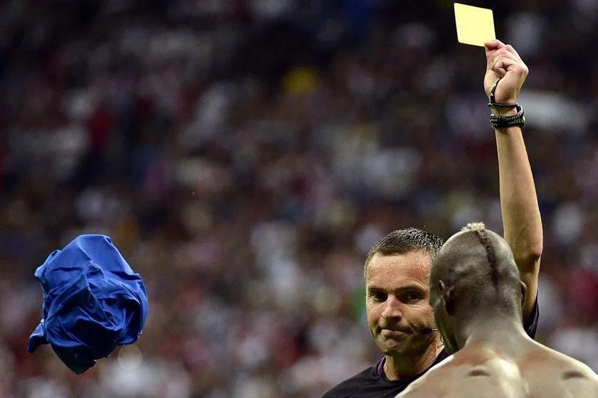 足球比赛为何不许脱衣,为什么足球进球后脱衣服庆祝