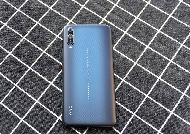 为什么iqoo手机充电发热,iqoo可以充电玩手机吗