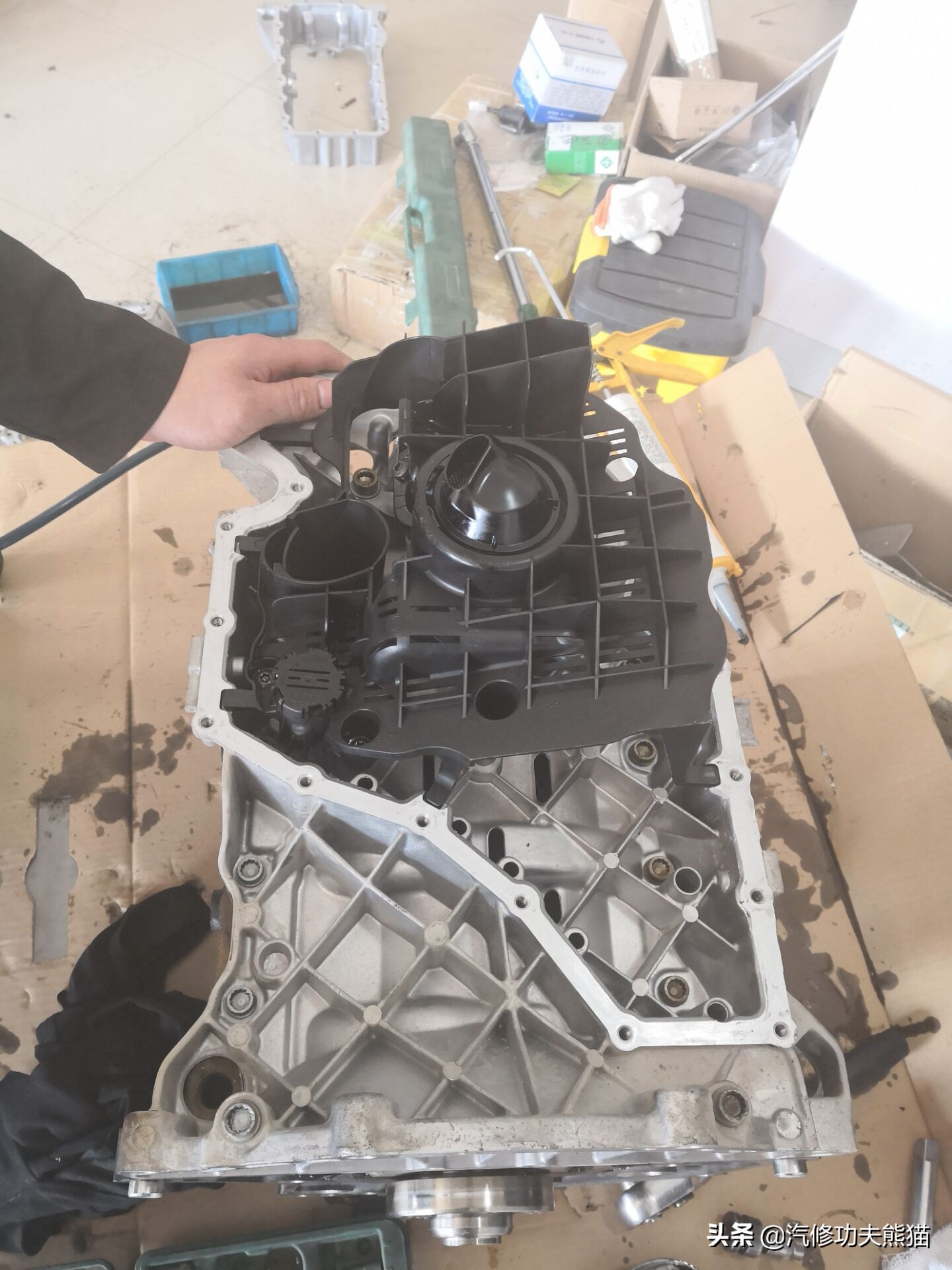 奥迪q53.2自吸发动机烧机油吗,12款奥迪q5发动机烧机油改进