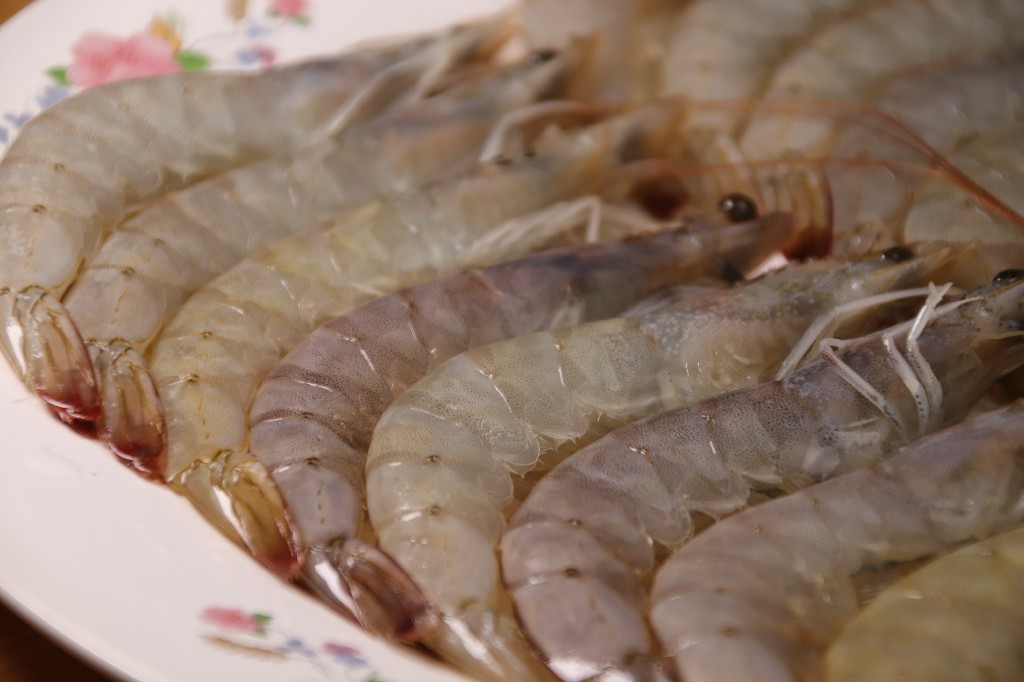 保存大虾的时候不要直接放冰箱,保存大虾