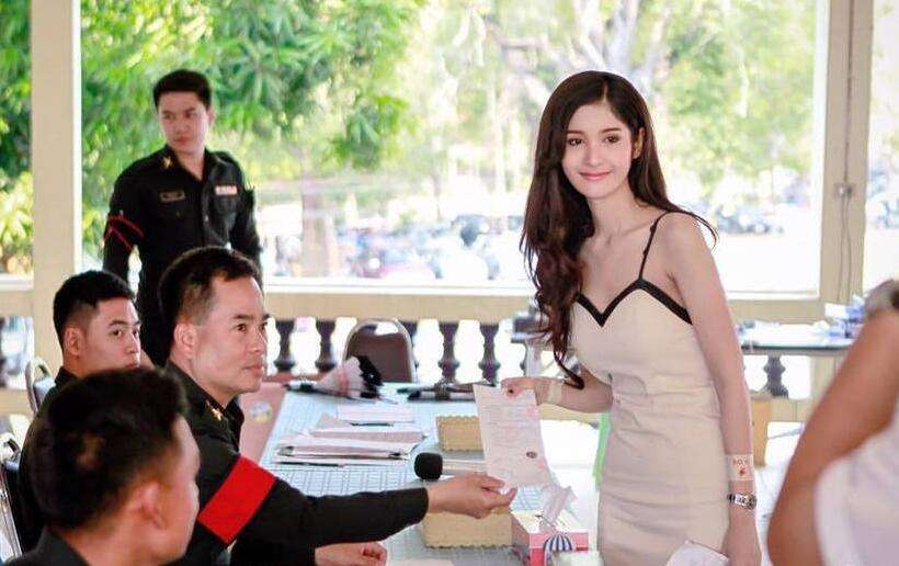 泰国抽签征兵现场美女,泰国征兵现场女生