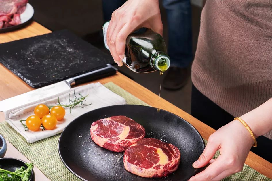 煎牛排用什么油可以代替黄油,煎牛排用什么油不会溅