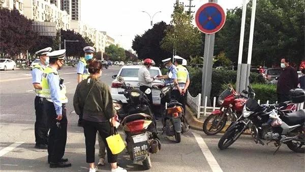 咸阳市骑电动车戴头盔整治,咸阳骑电瓶车戴工地安全帽