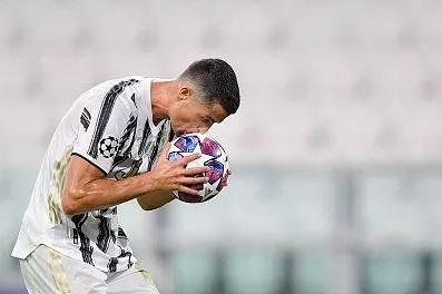 白岩松评价绝代双骄梅西c罗,足球绝代双骄c罗与梅西对决