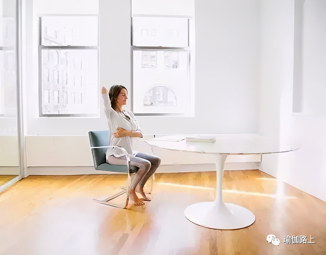 办公室瑜伽缓解全身疲劳,适合办公室健身瑜伽初级教程