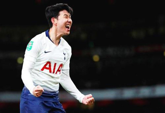 孙兴慜加盟热刺首次亮相颠球,韩国队孙兴慜与小球童握手