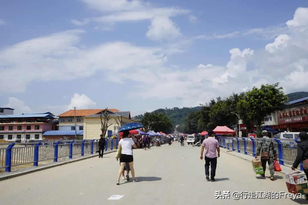 西双版纳傣族村寨赶集,西双版纳星期五赶集