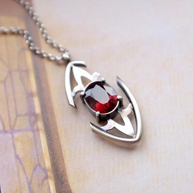 高端的石榴石宝石,石榴石是一种石榴籽般的晶体