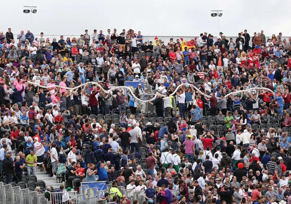 棒球比赛每个垒上都站人吗,棒球比赛几个人一队