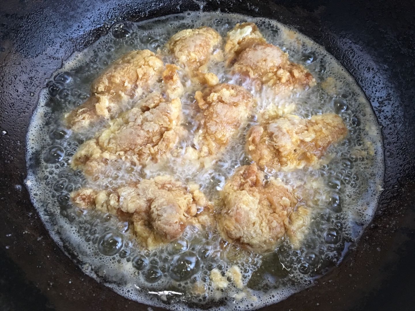 炸鸡腿里面老是炸不熟,炸鸡腿很油怎么回事