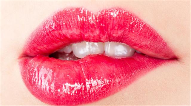 导致嘴唇厚的坏习惯,如何防止唇部越来越厚