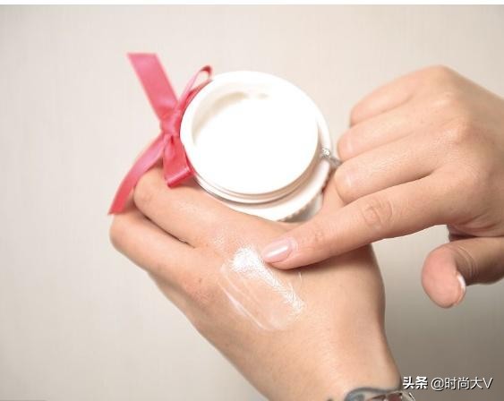 女人擦乳霜手法,乳液是直接抹还是在手上搓热