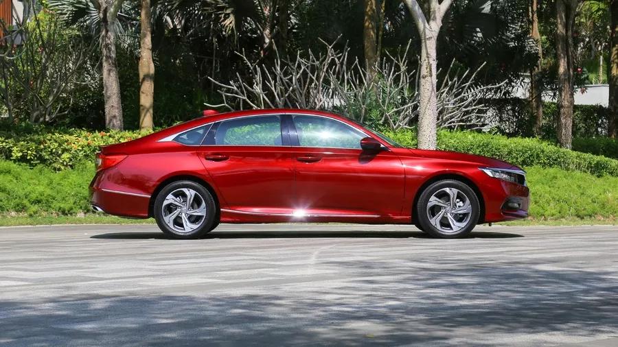 迈腾330和雅阁1.5t哪一个值得购买,新车上市迈腾限时优惠2.50万