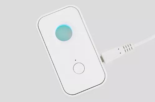 使用手机检测房间内针孔摄像头,男子住房发现针孔摄像头