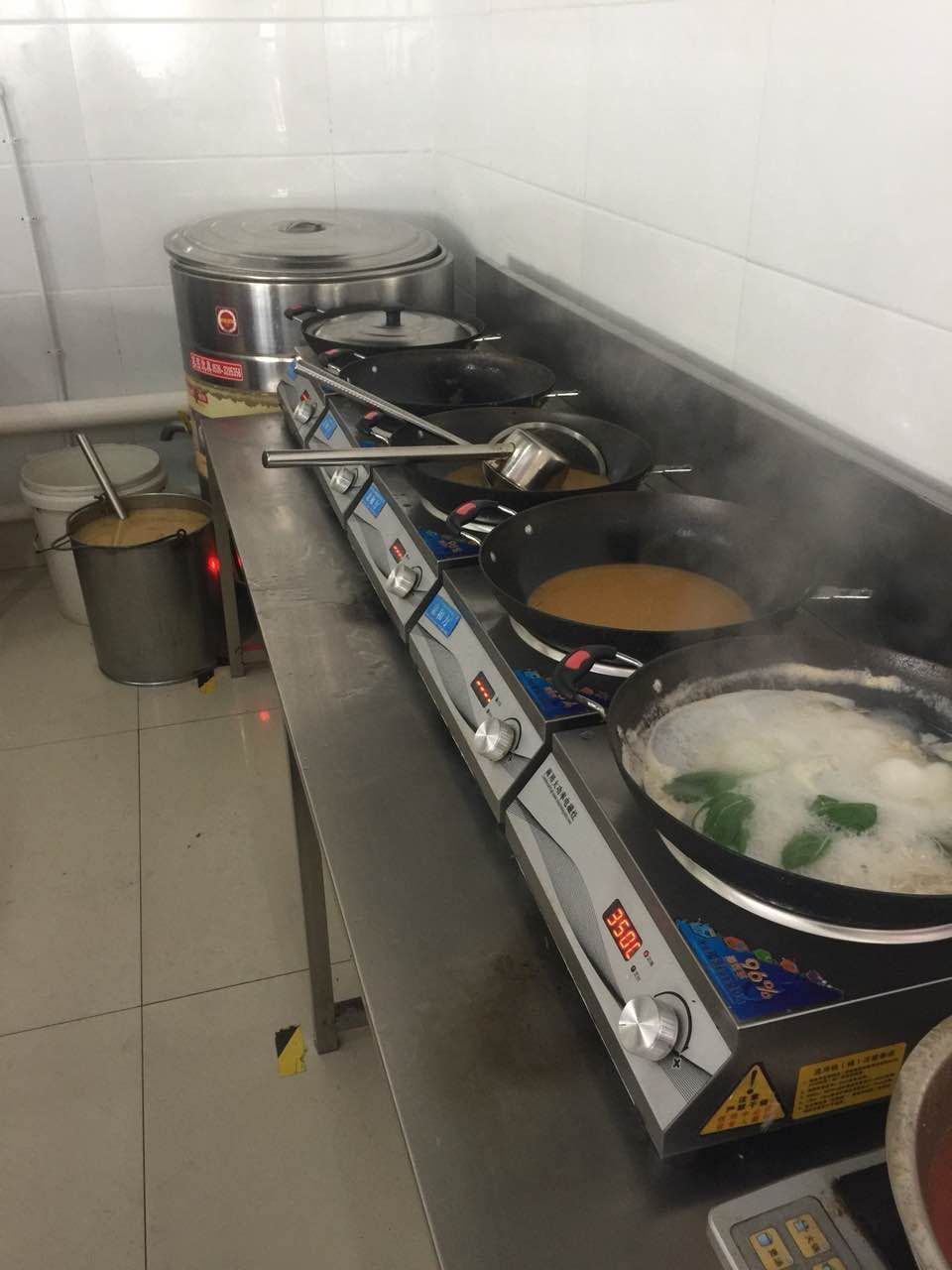 凹面电磁炉炒菜能颠锅吗,大排档炒菜凹面电磁炉