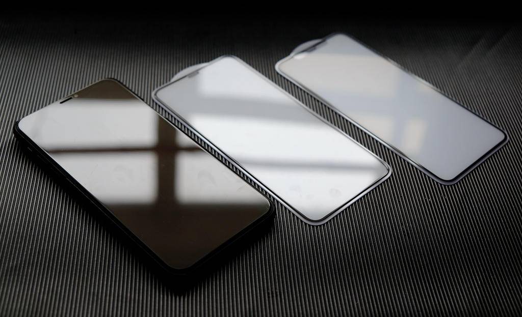 飞智高性价比银镜手游钢化膜：操作角色更顺滑，防指纹还防划