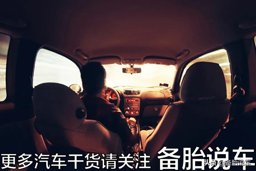 坐车往车外扔烟头,往洞里扔烟头被炸飞