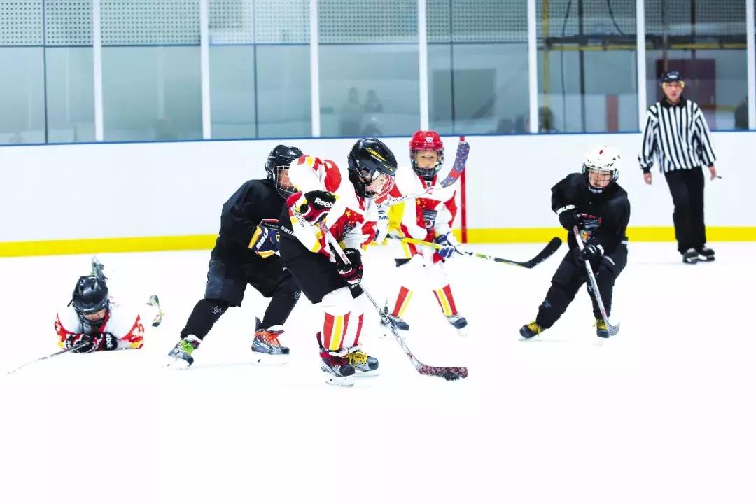 为什么要让孩子学足球,怎么能提高孩子学冰球的兴趣