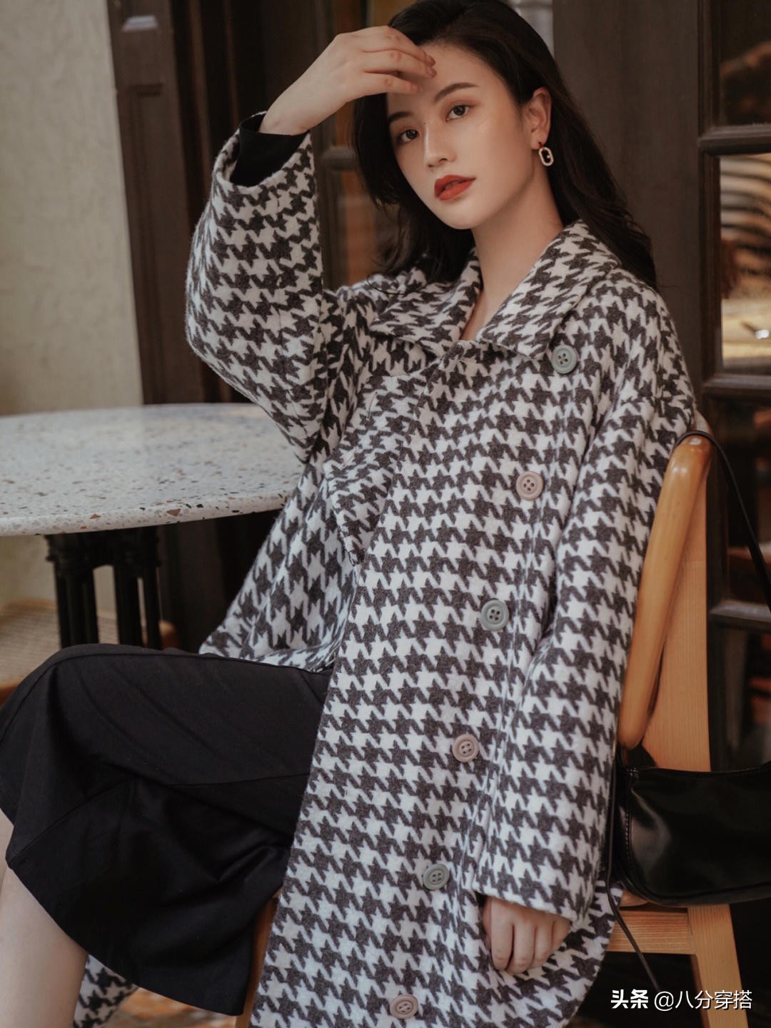 今年“千鸟格大衣”火了,建议选这几种,照穿不出错,保暖洋气