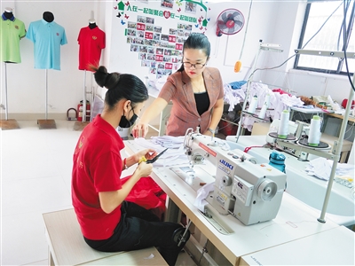 成都小伙身残志坚带领残疾人创业,打工小妹自己挣钱自己花