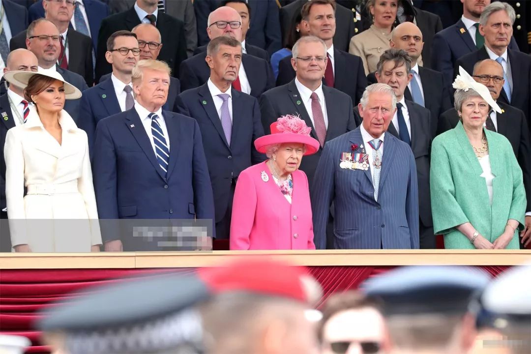 93岁女王带查尔斯出席活动，全场起立时，女王给儿子一个特别眼神