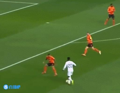 维尼修斯玩C罗实况过人得分！简直就是慢动作回放完全复制成功