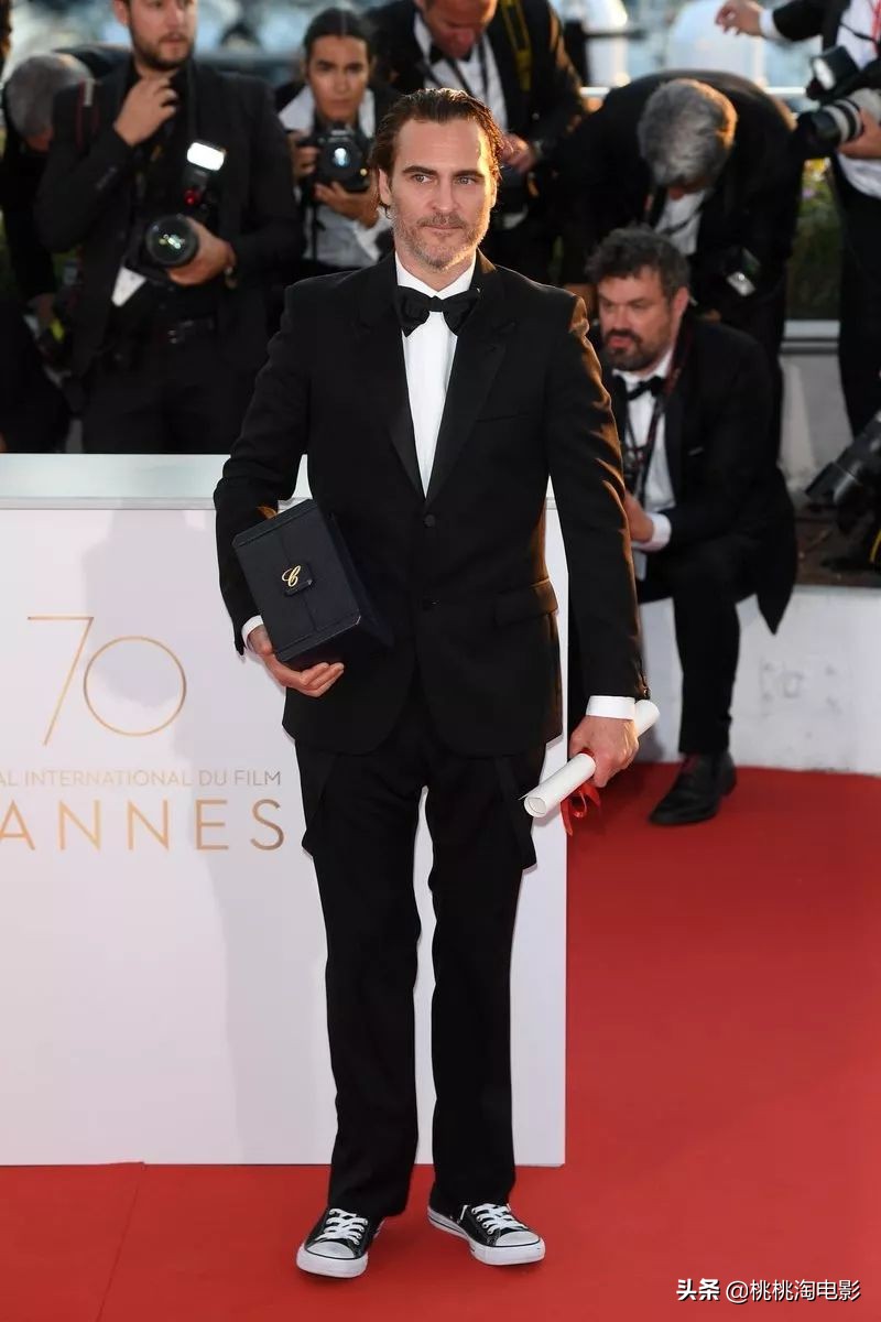 华金菲尼克斯名利场采访,华金菲尼克斯小丑西装