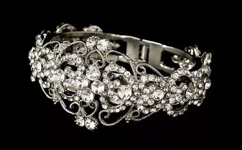 本命年右手戴什么水晶,本命年要戴什么在手上