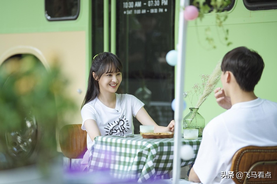 郑爽头绑彩带蝴蝶结甜美可爱与张恒互喂甜品爱意十足