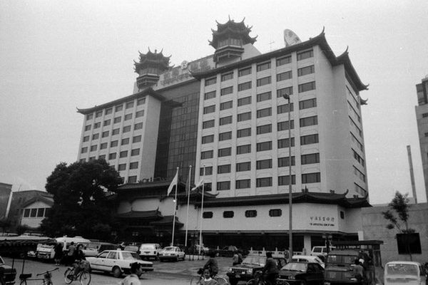 八九十年代北京老照片：北京饭店开起夜市，中关村孕育一批IT精英