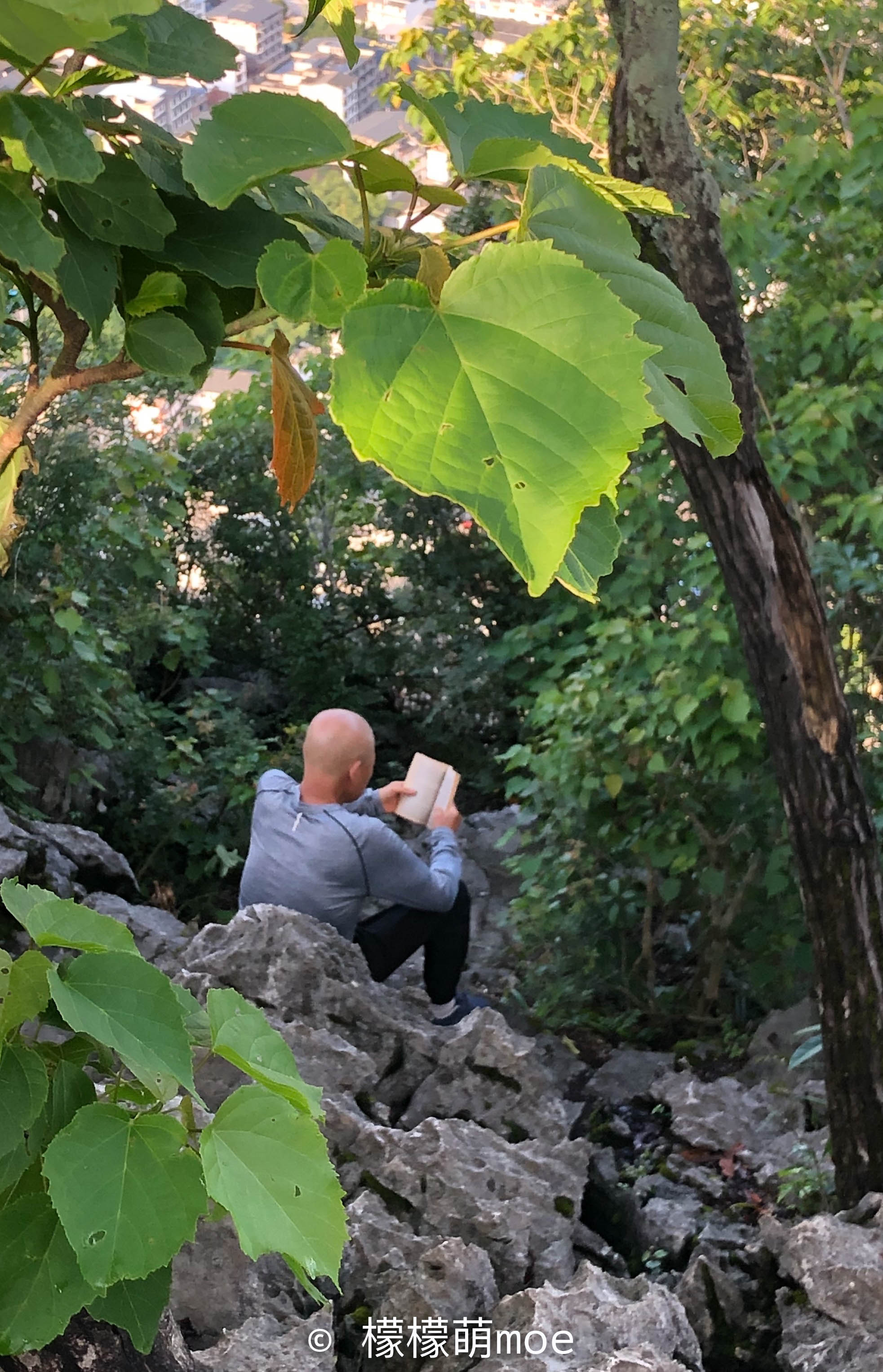 它不是桂林最好看的山，日本人却无偿修路，韩国人每日登山卖水