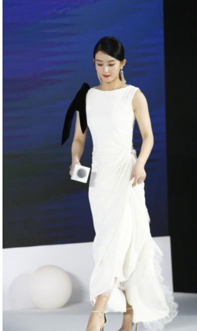 赵丽颖白西装秀身材,赵丽颖穿黑色连衣裙机场照