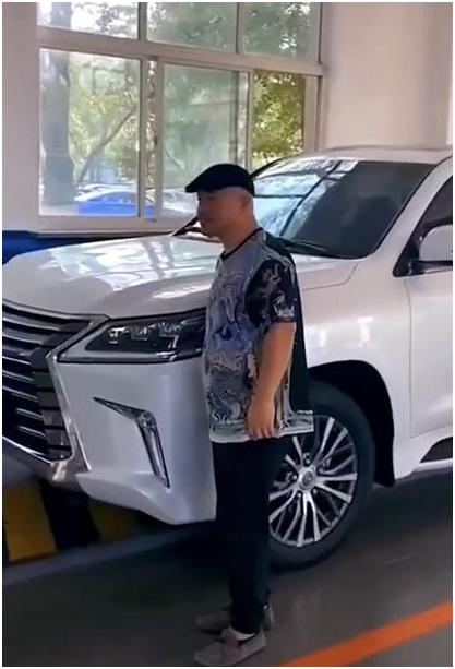 王小利变身刘能父子对决,刘能扮演者王小利被曝占道不挪车