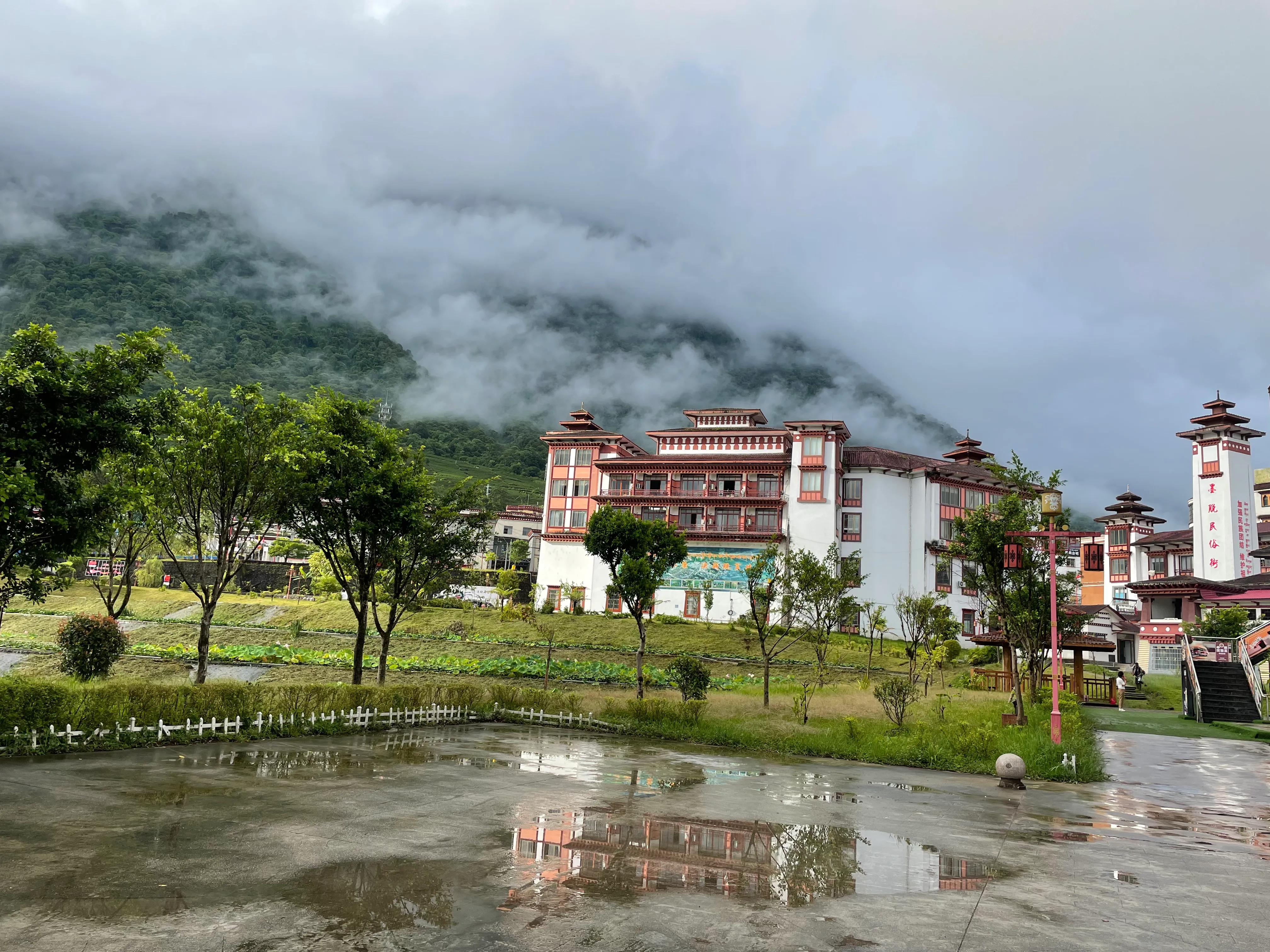 清晨墨脱景色,墨脱莲花公园夜景