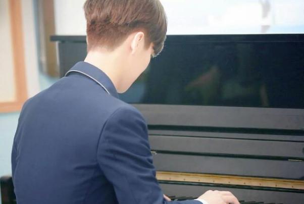 鹿晗弹琴诺言,鹿晗对关晓彤一见钟情名场面